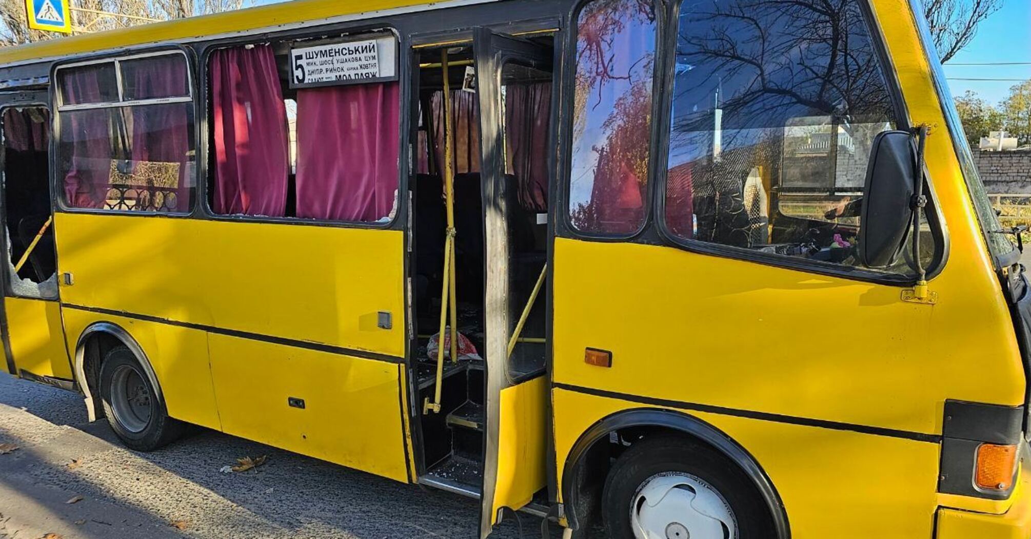 Occupants shelled a bus in Kherson, there are victims: one of the wounded is in serious condition. Photo