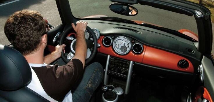 Without stopping on the side of the road and with headlights on: how Ukrainians should drive according to the new traffic rules