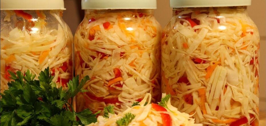 Quick pickled cabbage with peppers that turns out crispy and sweet