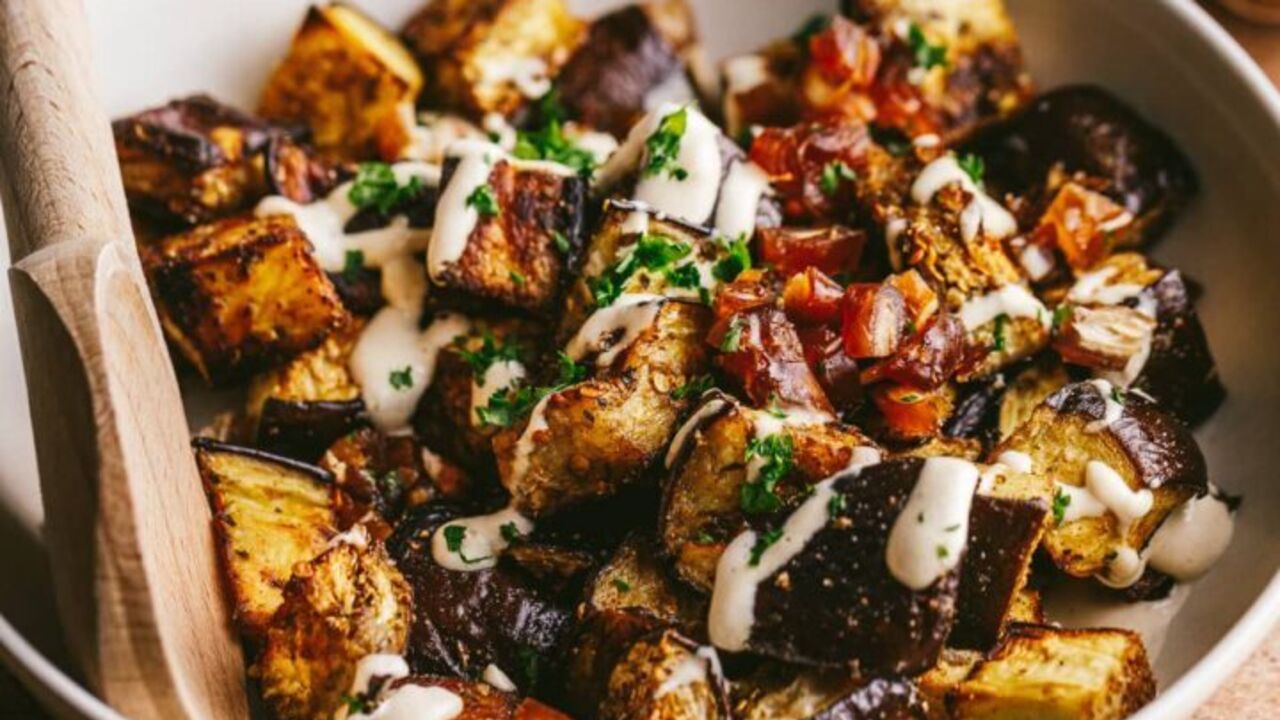 Hearty seasonal salad with fried eggplant: how to prepare an appetizer