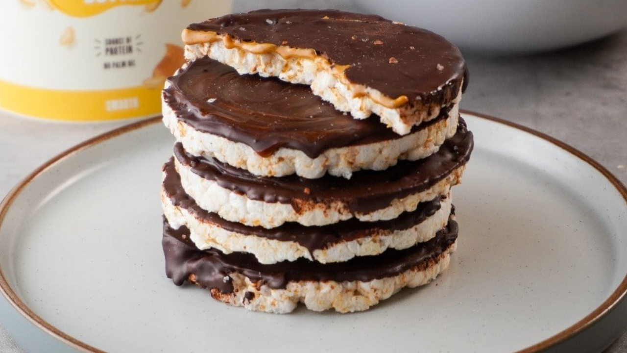 Chocolate covered rice cakes: a recipe for a crunchy snack for children and adults