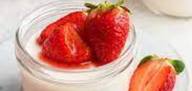 Strawberry panna cotta: an easy dessert without baking