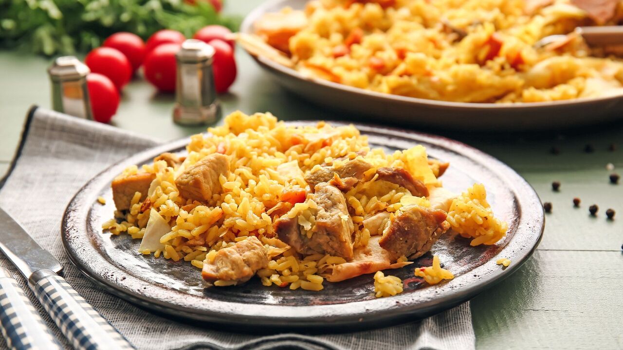 Simpler than pilaf: how to cook flaky rice with chicken