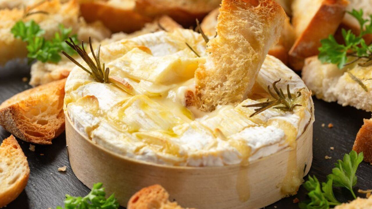 Jak upiec pyszny camembert: przepis na popularną przystawkę w 15 minut