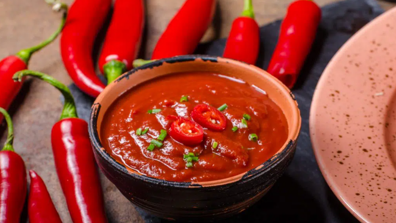 Hot pepper sriracha: how to make the world famous sauce