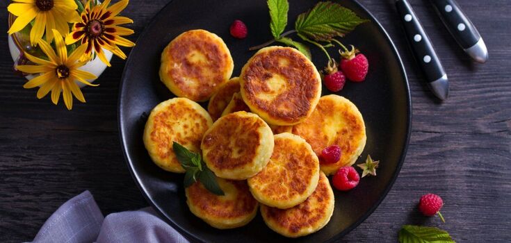 Fall syrnyky with carrots and apple that do not fall apart: how to cook