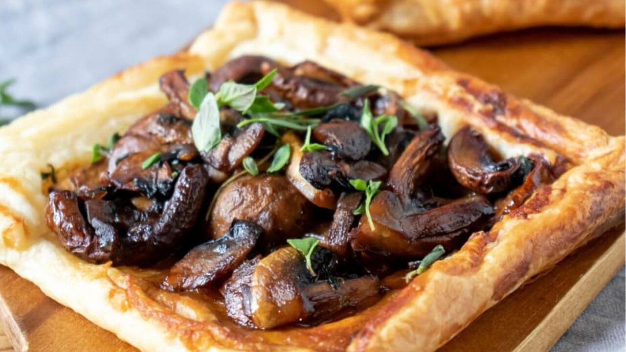 Simple mushroom pie that is ready in 20 minutes: you don't have to roll out the dough