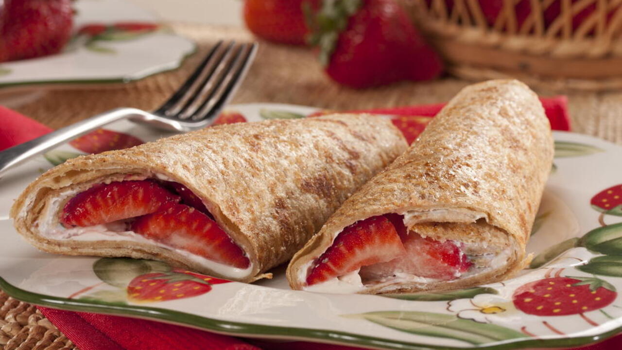 Sweet pita bread roll with cottage cheese and berries: cooks for 20 minutes