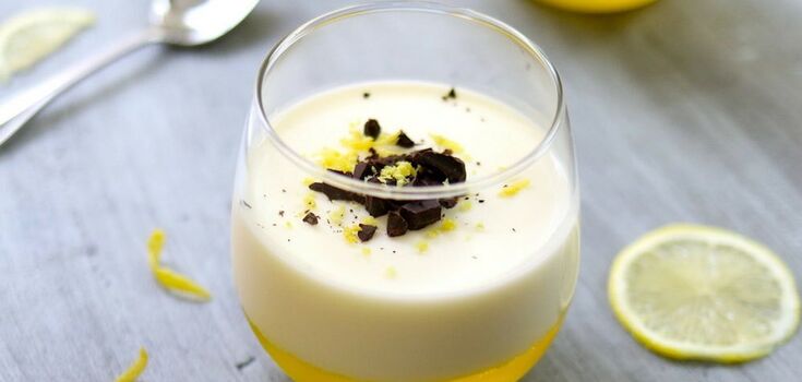 Simple jelly dessert in a glass: you don't have to bake anything