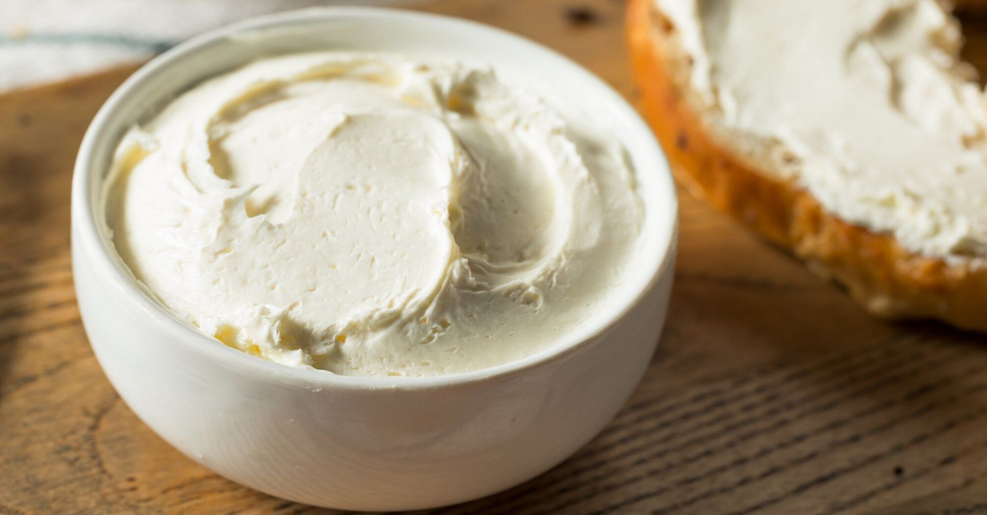 Homemade Philadelphia cream cheese with yogurt and sour cream: perfect for sandwiches
