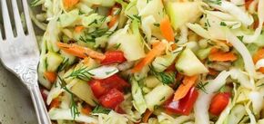 Zdrowa 'jesienna' sałatka z kapusty z marchewką, cebulą i papryką: bez majonezu