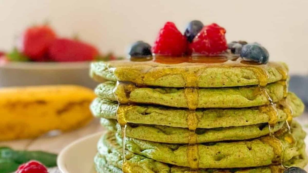 Healthy banana-spinach pancakes for breakfast: how to cook