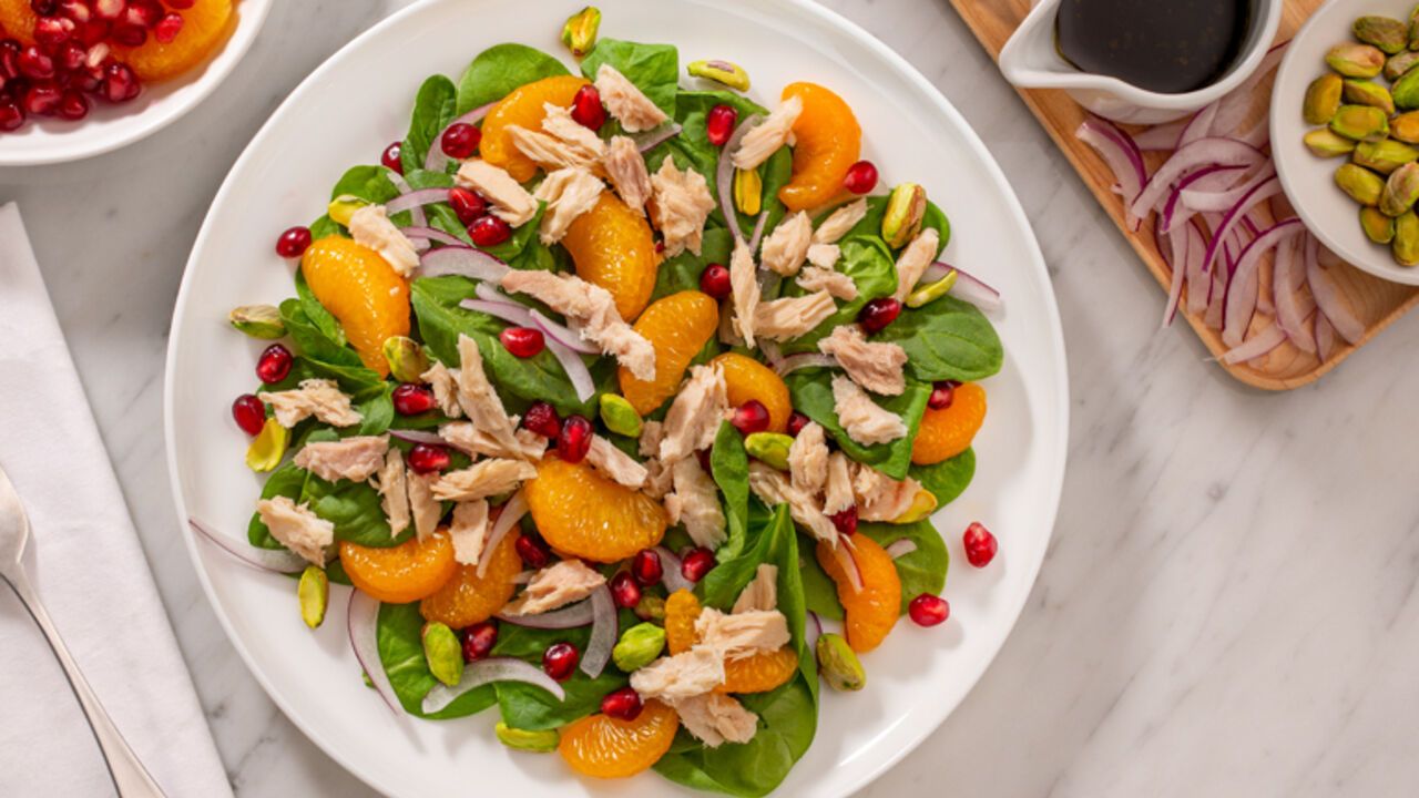 Light tuna salad without mayonnaise: the perfect dish for the New Year's table