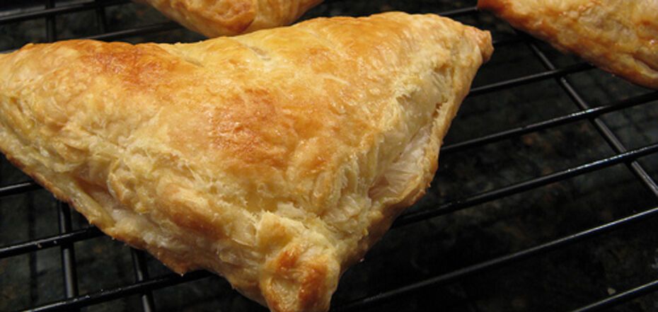 Lazy chicken pies in 15 minutes: what dough to use