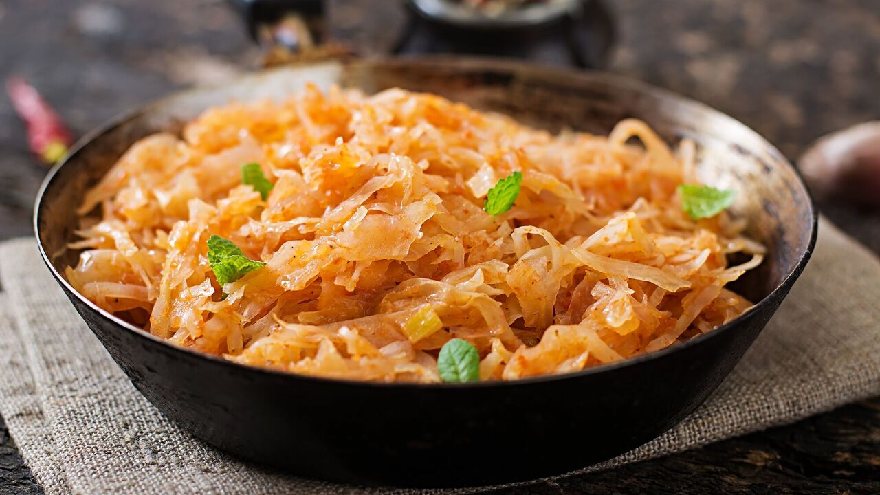 How to cook stewed cabbage deliciously: a recipe for any side dish