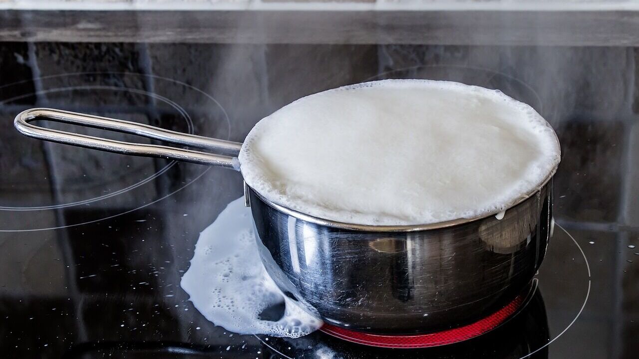The stove will shine: a clever trick for cleaning the kitchen in hard-to-reach places