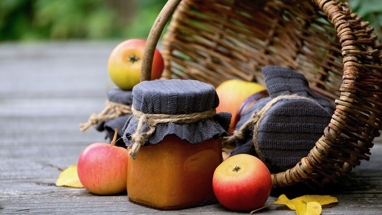 Thick homemade jam with apple slices: how to cook properly