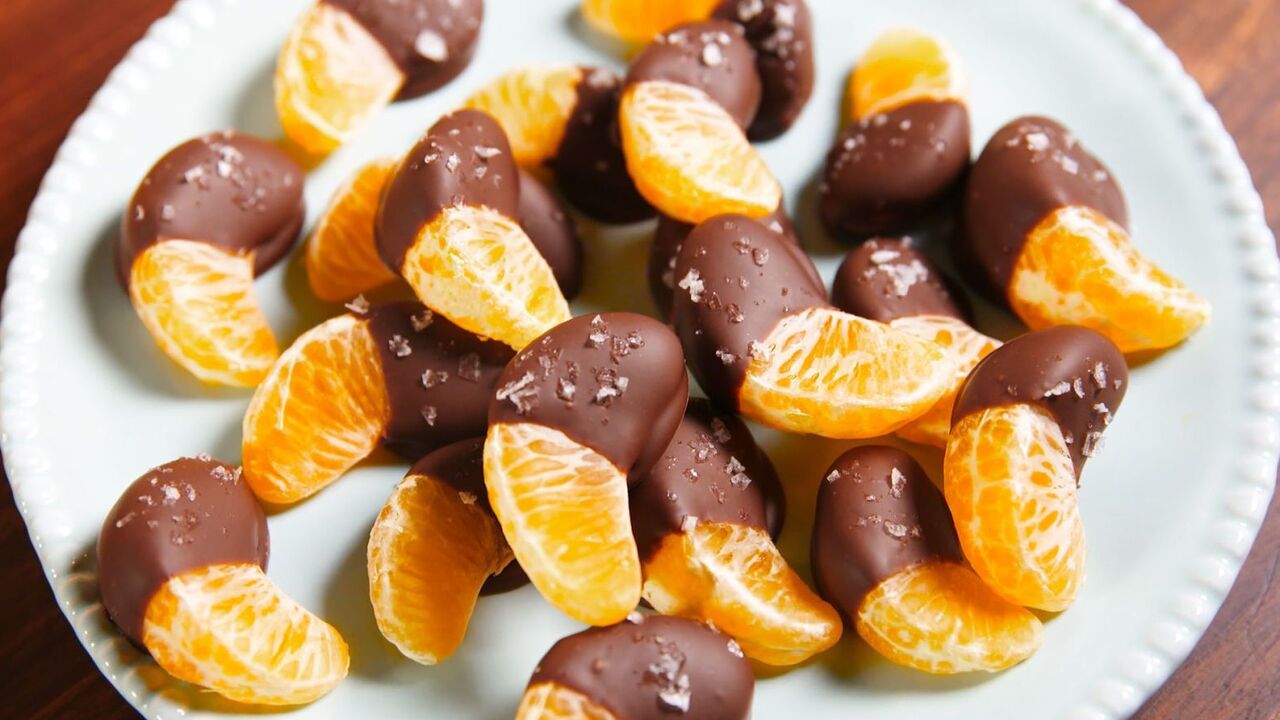 Chocolate covered tangerines: a dessert that takes 5 minutes to prepare