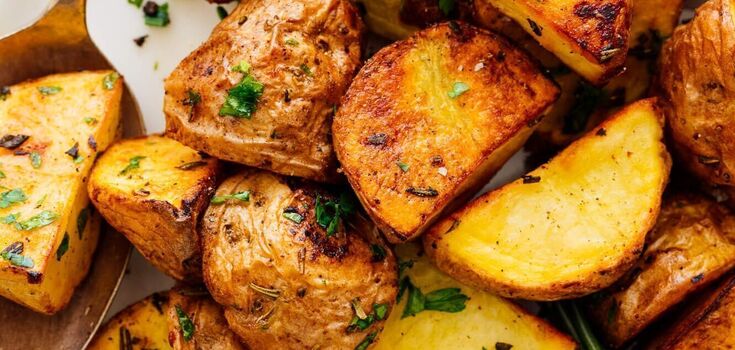 Crispy baked potatoes with a crust: when to add spices correctly