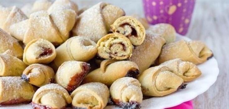 Quick cottage cheese bagels for tea: you can make them with homemade jam filling