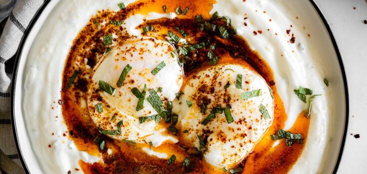 How they prepare scrambled eggs in Turkey: with yogurt and sesame seeds