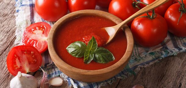 Universal tomato sauce for borscht, pasta and pizza for winter: how to prepare