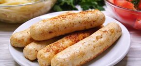 Zdrowe domowe parówki z kurczaka z serem: prosty przepis na pyszne danie