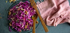What tasty salad to prepare with red cabbage: a budget idea
