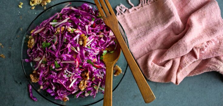 What tasty salad to prepare with red cabbage: a budget idea