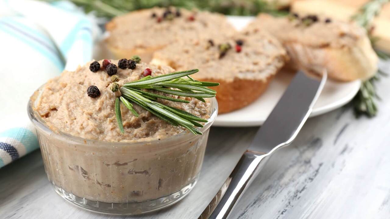 How to make juicy meat pâté for winter