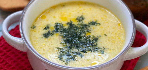 Zupa z roztopionym serem i grzybami: jak ugotować obfite danie na lunch