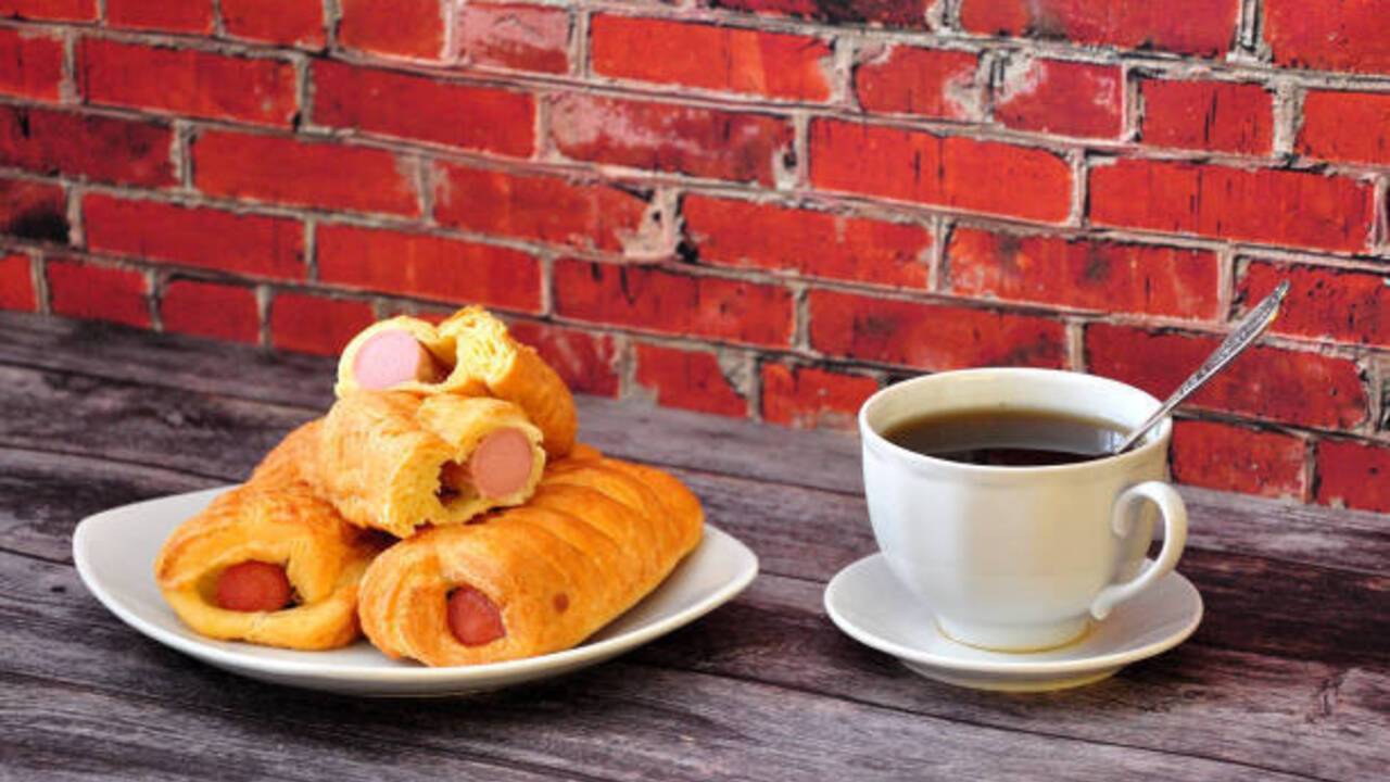 Basic sausages in dough in 5 minutes: both children and adults will like it