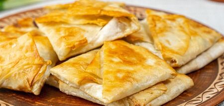 Koperty z chleba pita z mięsem mielonym na przekąskę: przepis na niedrogie i szybkie danie