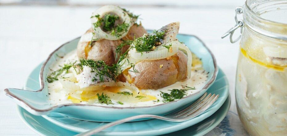 How to serve potatoes with herring in a new way: a festive version of a favorite combination