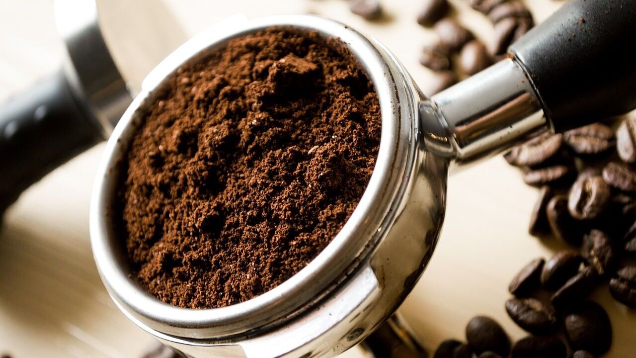 What to do if ground coffee has weathered: one ingredient will help save the drink