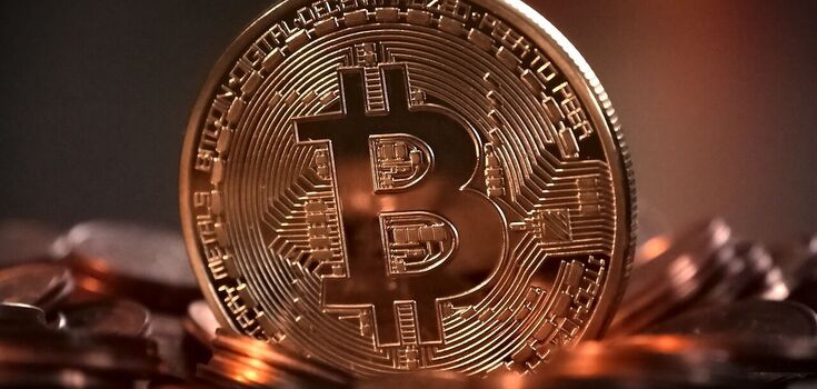 Биткоин или доллар США: во что сейчас лучше инвестировать