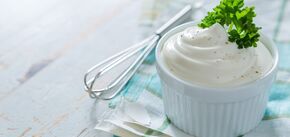 Bezpieczny domowy majonez bez jajek do sałatek i przekąsek: czego używać