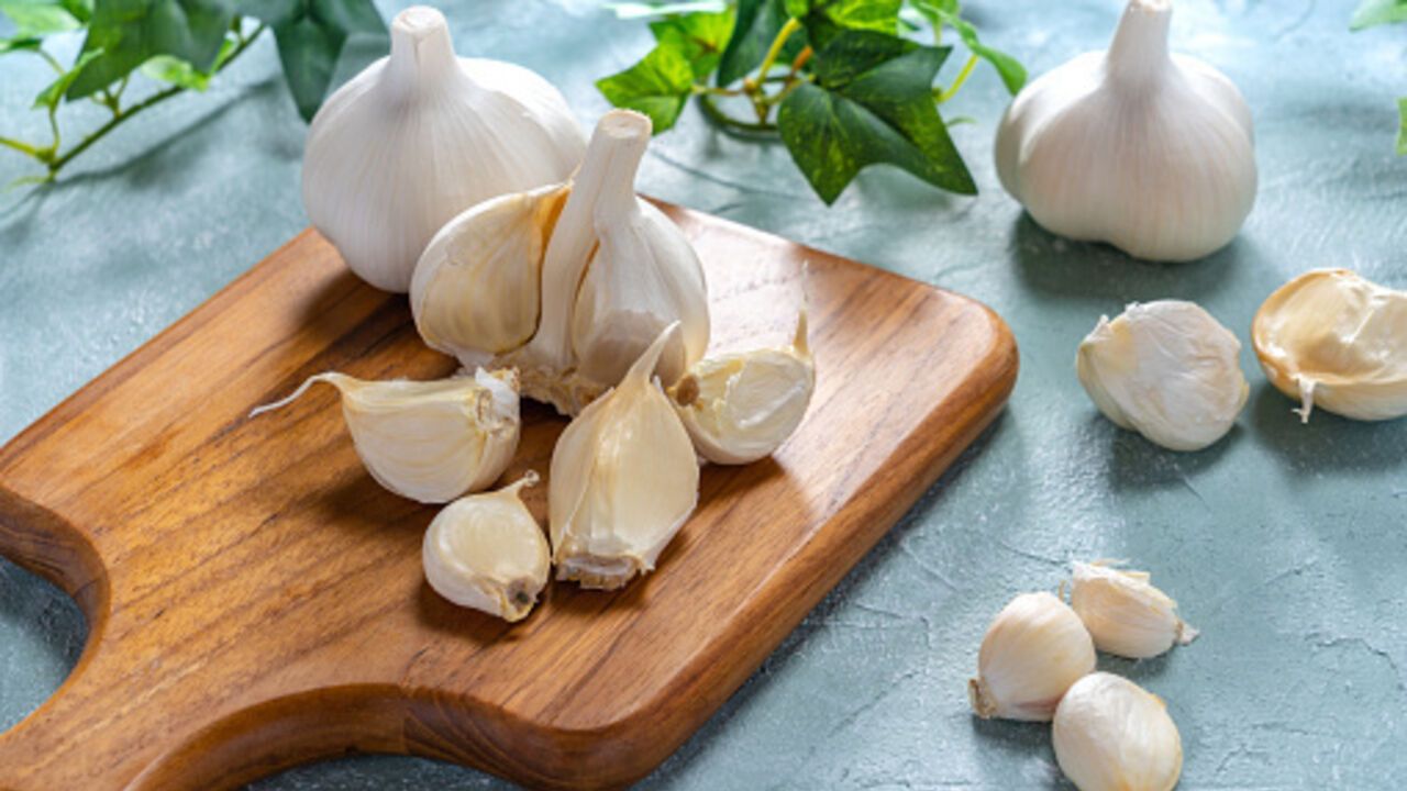 How to peel a lot of garlic quickly: a simple life hack