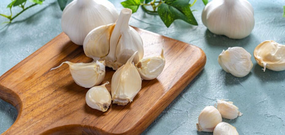 How to peel a lot of garlic quickly: an elementary lifehack