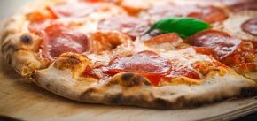 Cienka i szybka pizza na patelni: bez drożdży i wyrabiania ciasta