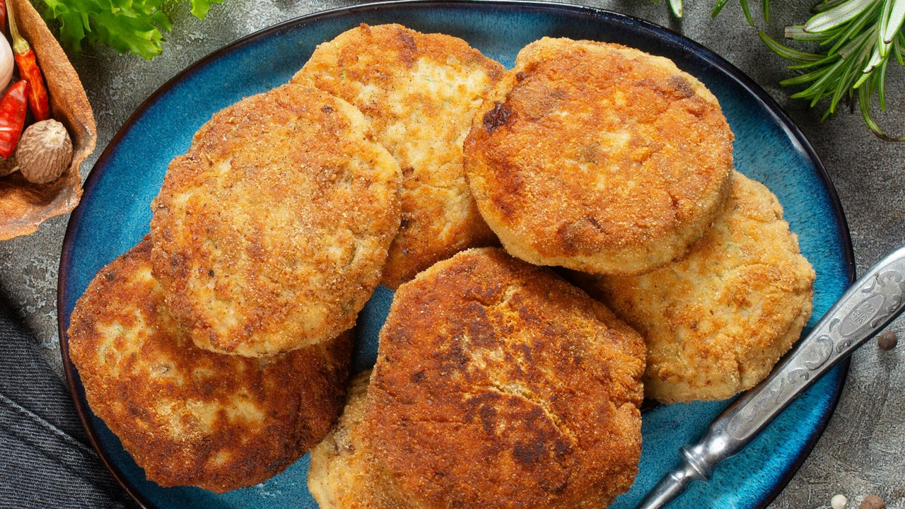 What to cook from minced meat for lunch: the most successful recipe for cutlets in the oven