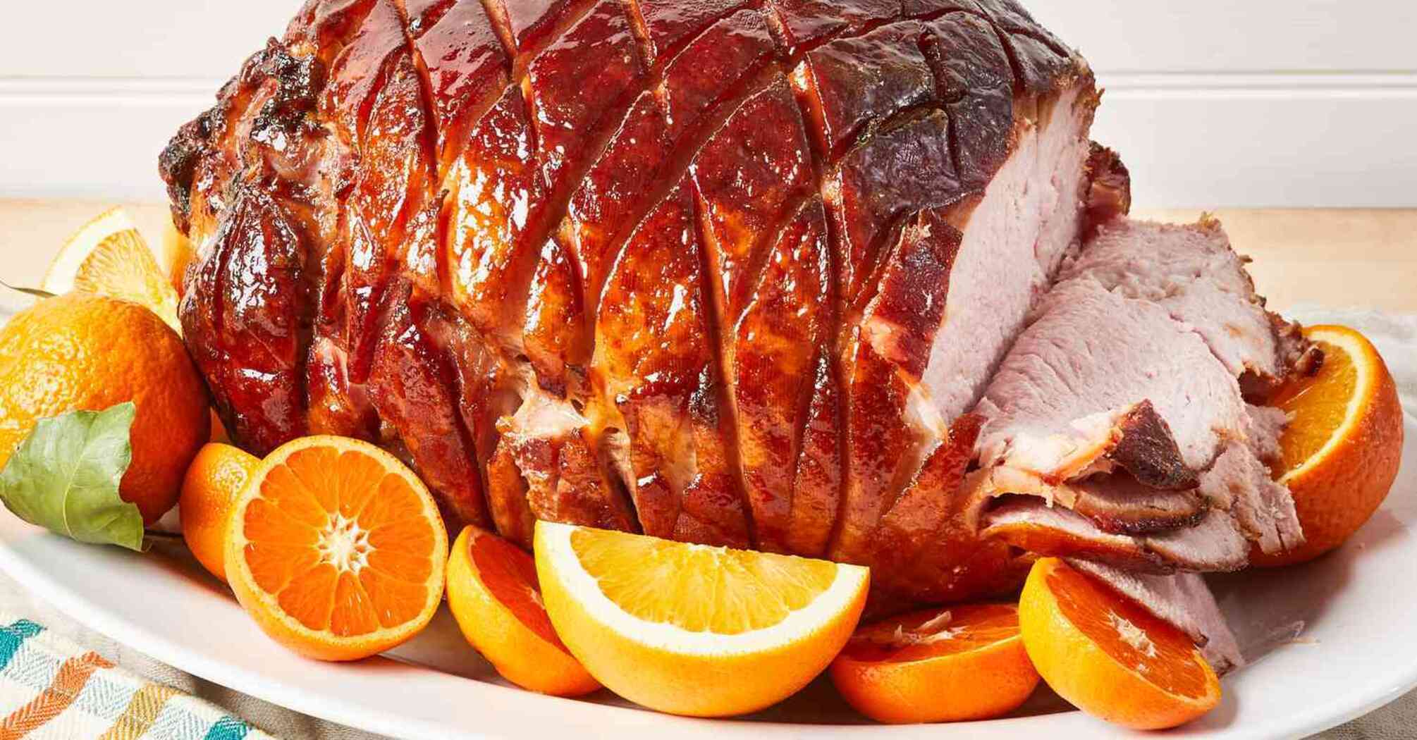 How to bake a juicy ham for Christmas and New Year: the most successful technology