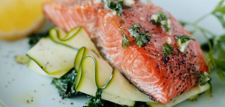 How to make delicious and budget salmon in a pan: it will turn out very soft