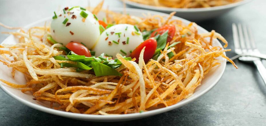 New Year's salad with crispy potato straws: how to cook