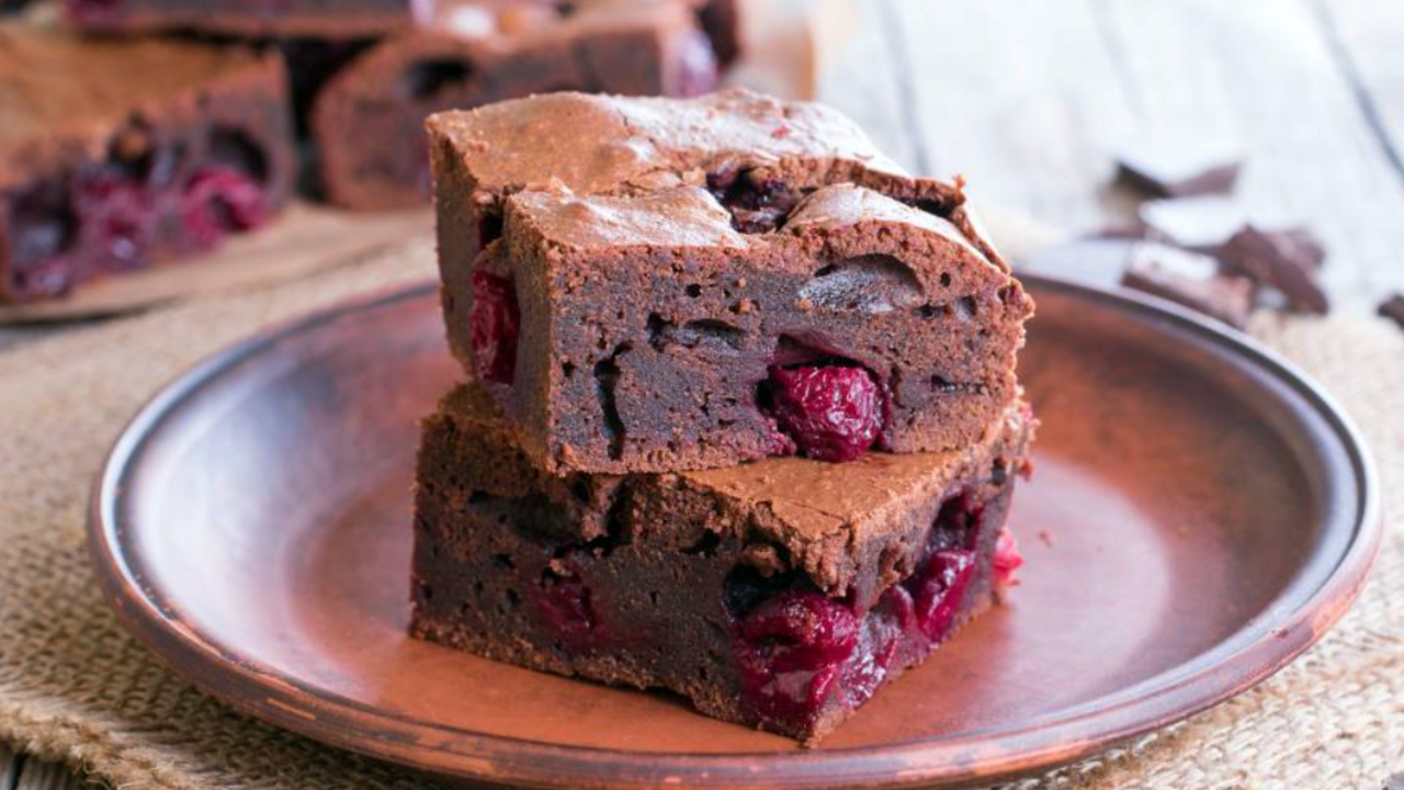 Healthy chocolate cake without flour and sugar: how to replace the ingredients