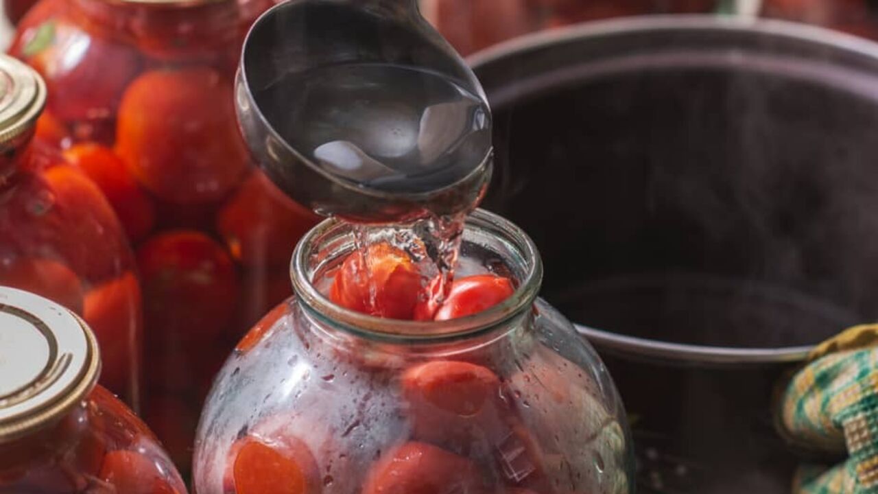 What to do to prevent tomatoes in a jar from cracking: simple methods