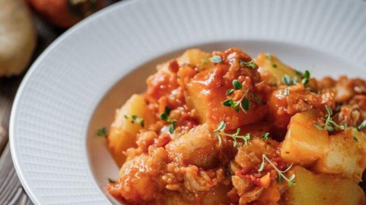 How to deliciously cook stewed potatoes not in the oven, so that they are soft: sharing tips and recipe