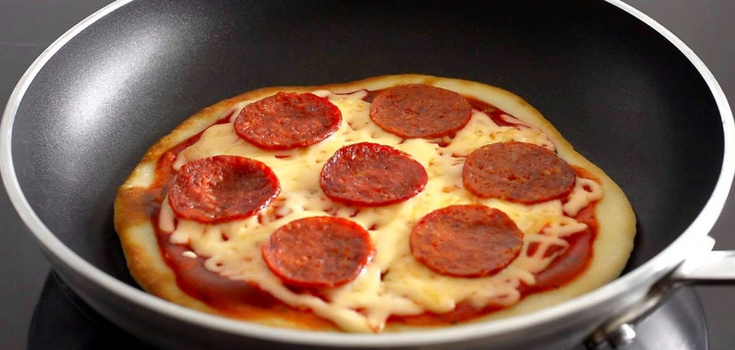 Pizza in 5 minutes on a frying pan: the easiest recipe