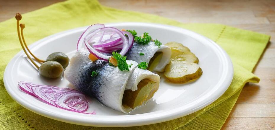 How to marinate herring deliciously for sandwiches: it's very quick to prepare
