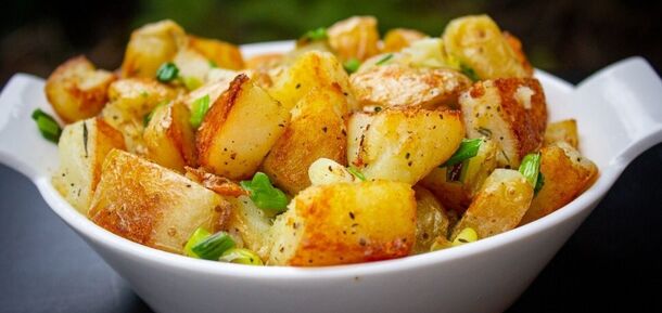 How to fry and salt potatoes: golden, crispy and doesn't falling apart